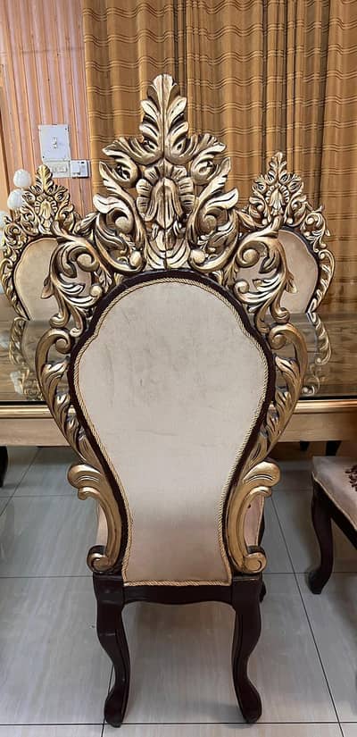 A luxurious and royal dining set in a perfect condition for sale.