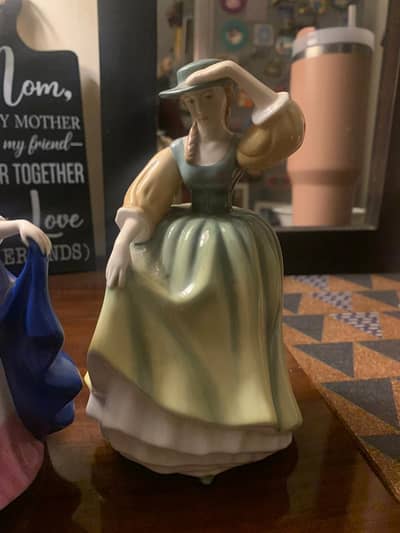 Royal Doulton 6″ dancing dolls original.