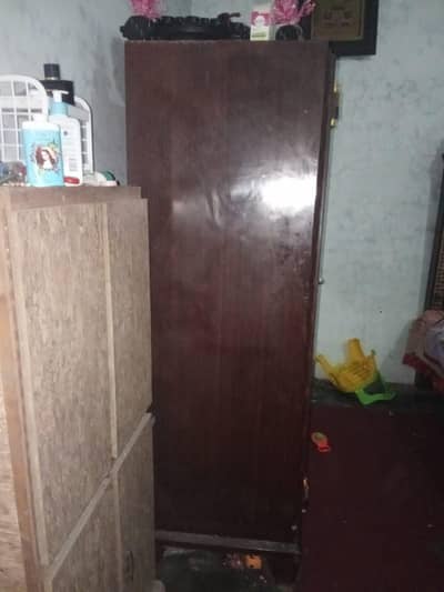 iron almari 5.5 feet