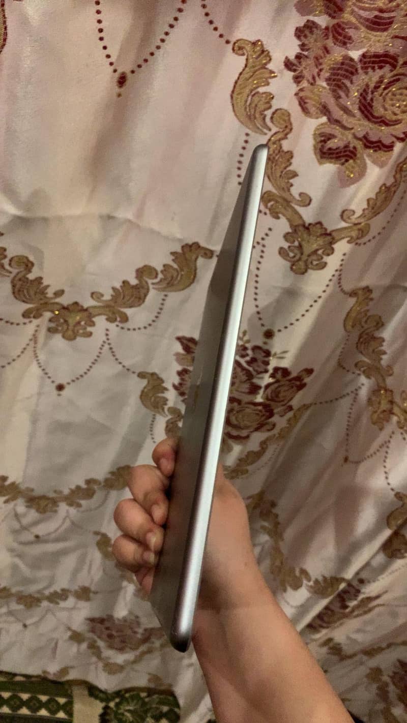 IPAD 6TH GENERATION 1