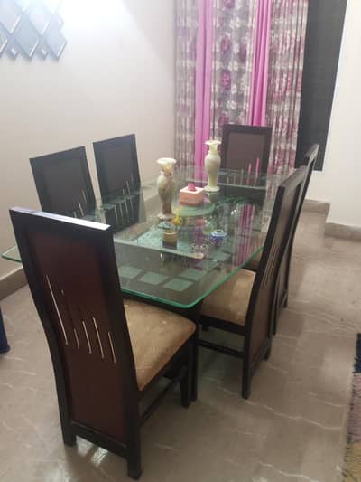  Dining Table for Sale – Excellent Condition 