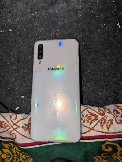 Samsung a50 4+128 koi masla nhi ha