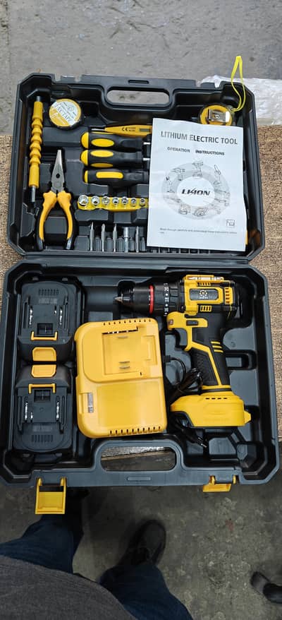 Cordless electric drill and tool kit with double battery.