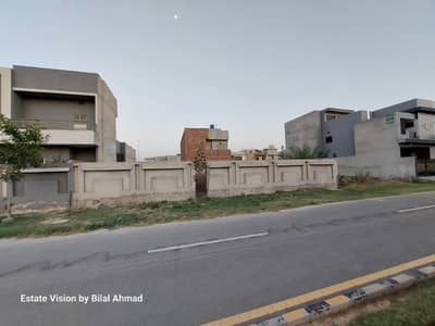 7.1 Marla plot on Main Boulevard G Block Bharti dali hoe chaar devari hoe hovi hai
