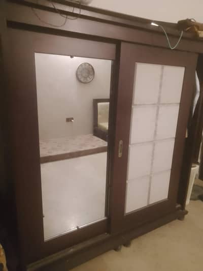 دو عدد بھاری لکڑی کی الماری