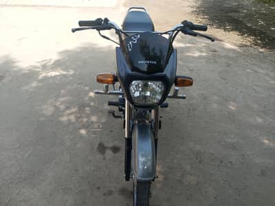 cd dream for sale looks like new. tyres new