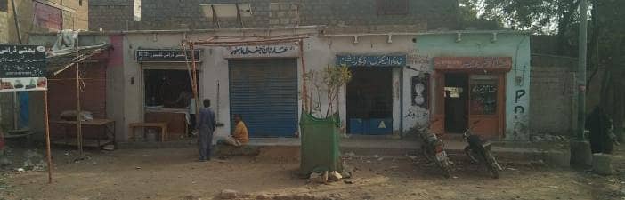 5 dukane front par or 2 side par or 2 kamron ka ghar bari jagha