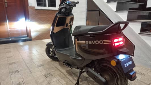 Revoo A11 scooty