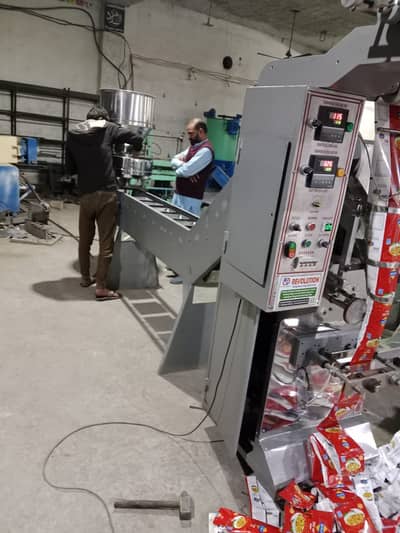 Slanty Nimko Lays Packing Machine with Conveyor | Snack Packing Machin