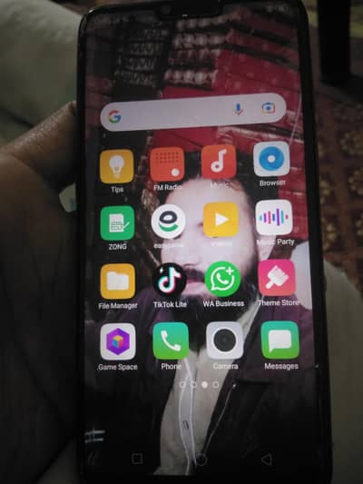 oppo a3s 2gb 16gb panal  thora sa damigh ha pr chalne ma ok ha