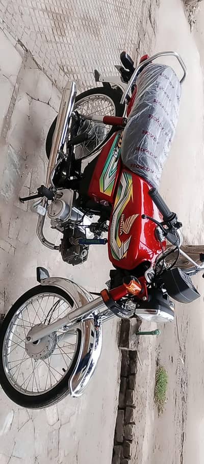 Honda motorcycle 70 acchi condition mein hai