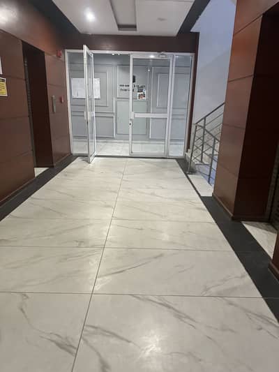 In Gulberg Office Sized 550 Square Feet For Sale