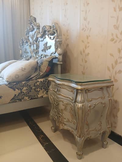 bed with 2 side tablle