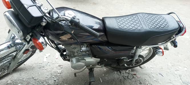 Honda CG 125 2025 – Black | Powerful Ride | Sleek Look