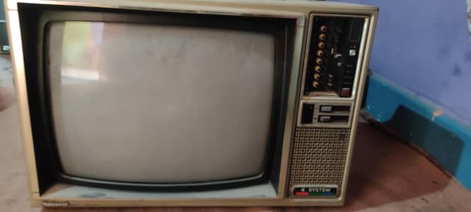 old antique TV kafi salon sy rkha hy kafi wazan Hy lakri body hy