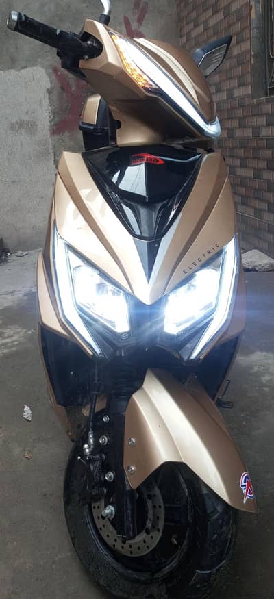 Electric golden sharp - z scooty (automatic)