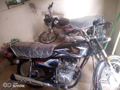 urgent sale jis bhai ko chahie aur ab tak kar le bike ki condition