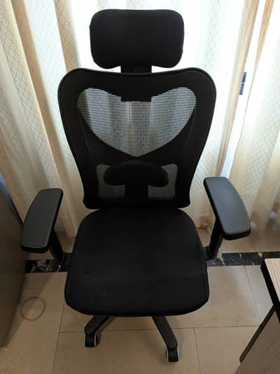 Fully adjustable office chair