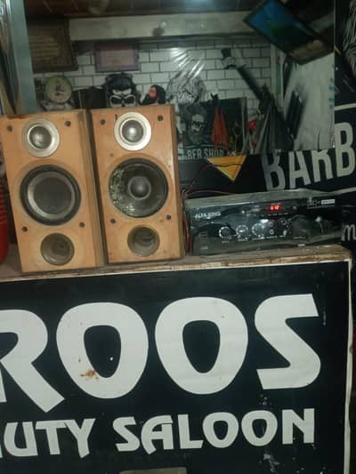 muqamil set hai amplifier or speakr ha