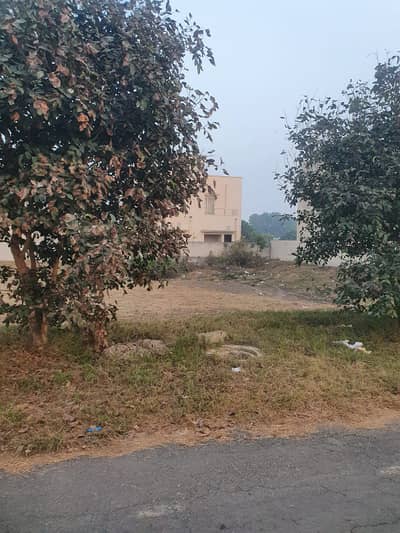 Near to 70 Feet Road 1 Kanal Corner Plot Is For Sale In Block M, Near Market And Park& GOLF .
