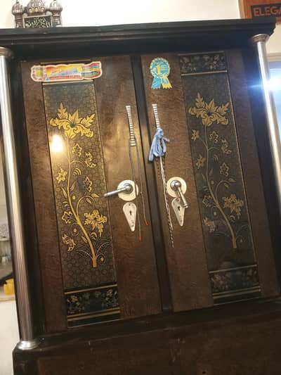 almari 2 door wali ghr k use k liy behtreen h only drwazu k lock khrb