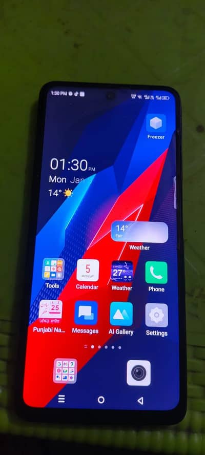 It has been used in one hand, its condition is 10/10.