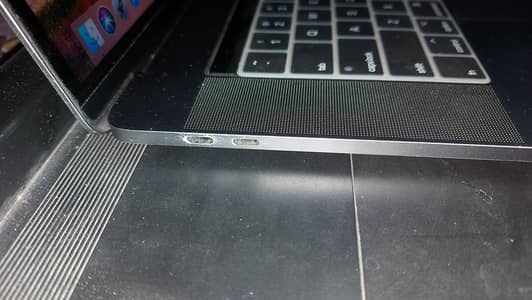 Macbook Pro(15-inch)2017core i7 | 16GB RAM | 1 TB SSD | Radeon Pro 560