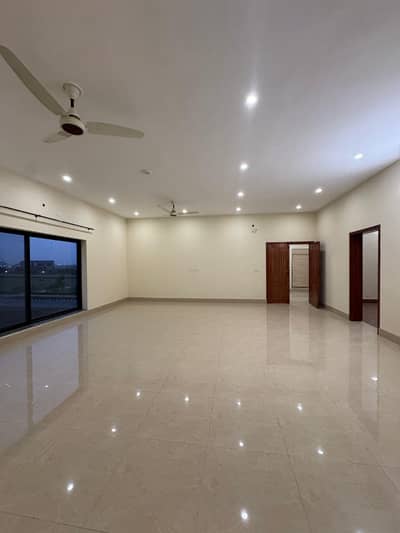 1 knal upper portion available for rent in lake city