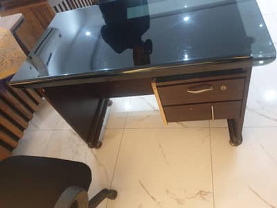 Office table in good condition
