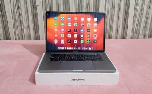 MacBook Pro 15” i7 / 16GB / 512GB / Radeon GPU