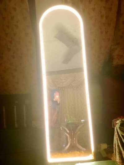 full length mirror with warm light condition 10/10