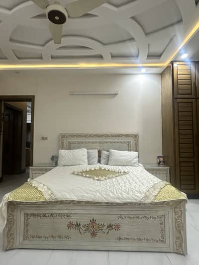 **Elegant and Stylish Bedroom Set for Sale – Excellent Condition**