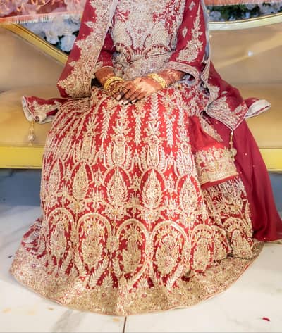 bridel lahnga choli red colour ki ha