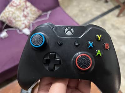 Xbox One S 1Tb 300GB free with games 2 controllers