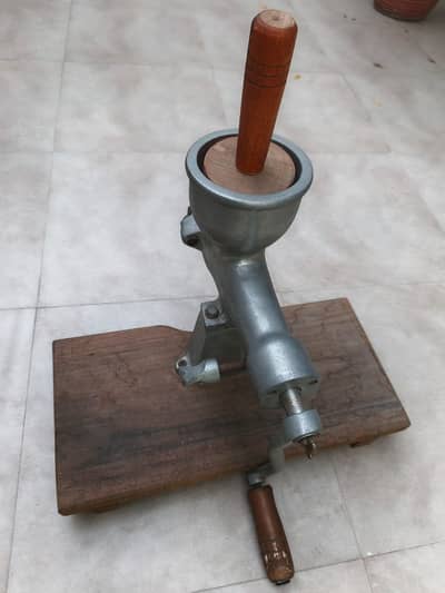 Manual Juice Machine with Wooden based attached