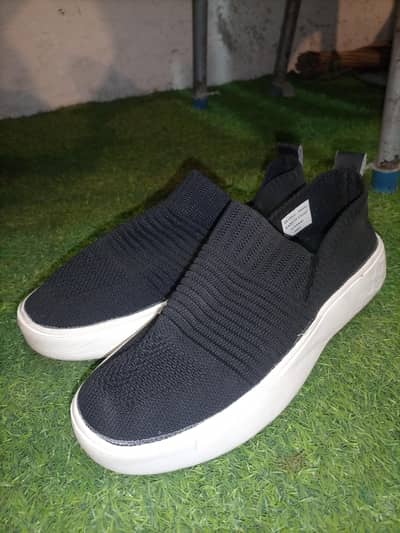 For Womens size 5 black colore