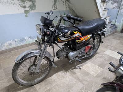 bilkul new bike hy defense se bhr nhi chali