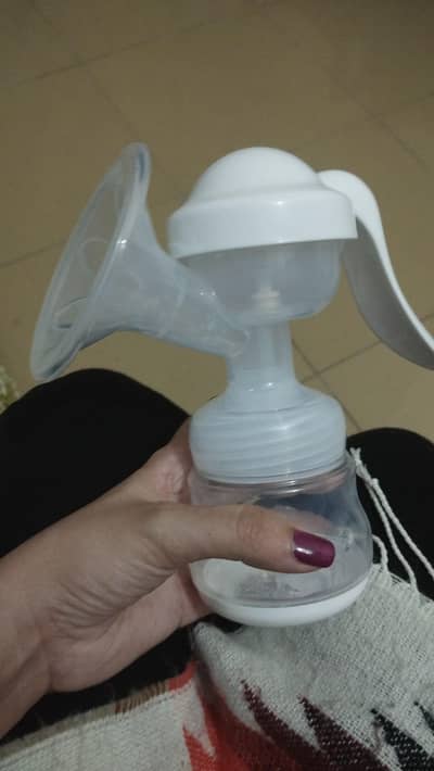 Manual breast pump