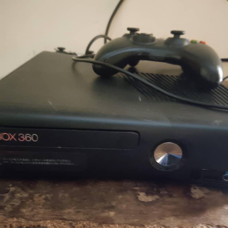 xbox 360 with controller 0