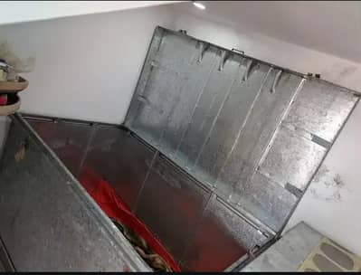 Full size petti or trunk with stand for sale 03004331882