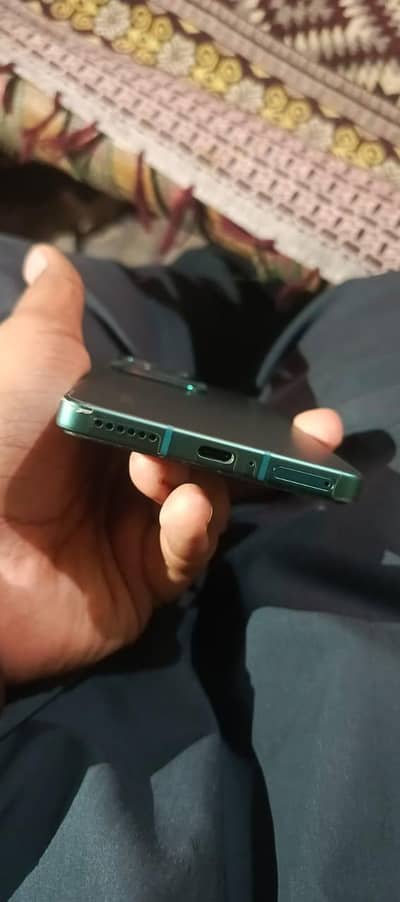 full box with wire less charger. . . 8/256