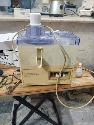 juicer machine with glass jug