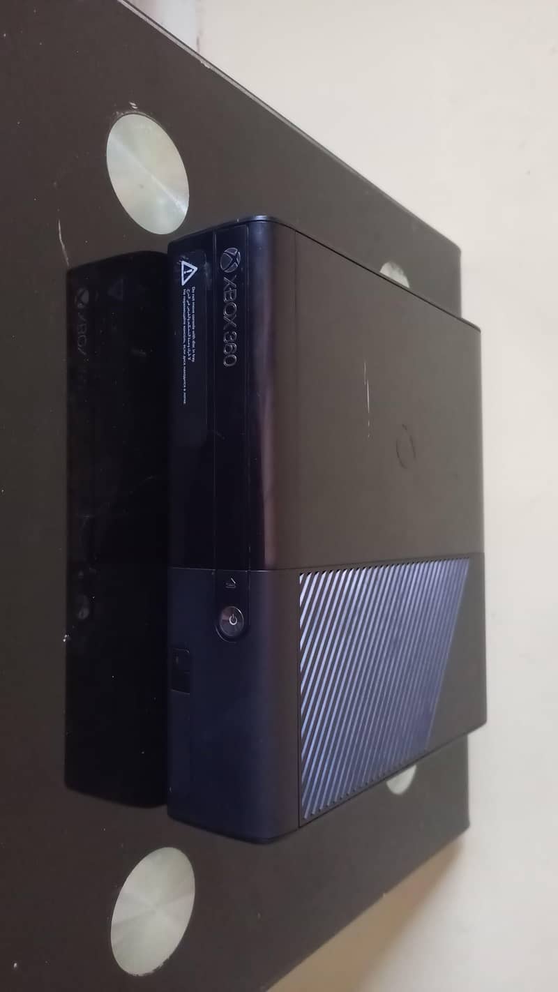 XBOX 360 E CONSOLE 0