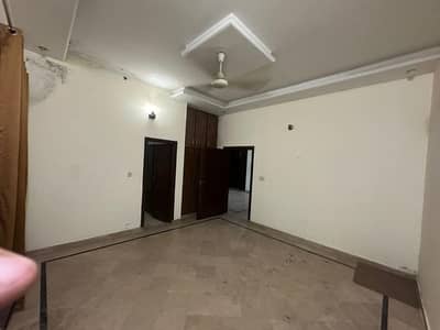 Dc colony 9 marla house avaliable for rent