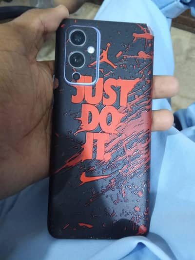 OnePlus 9 hai bikul fresh only one line in screen baqi koi maslha ni h