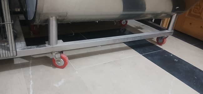 Milk chiller, milk chilling tank