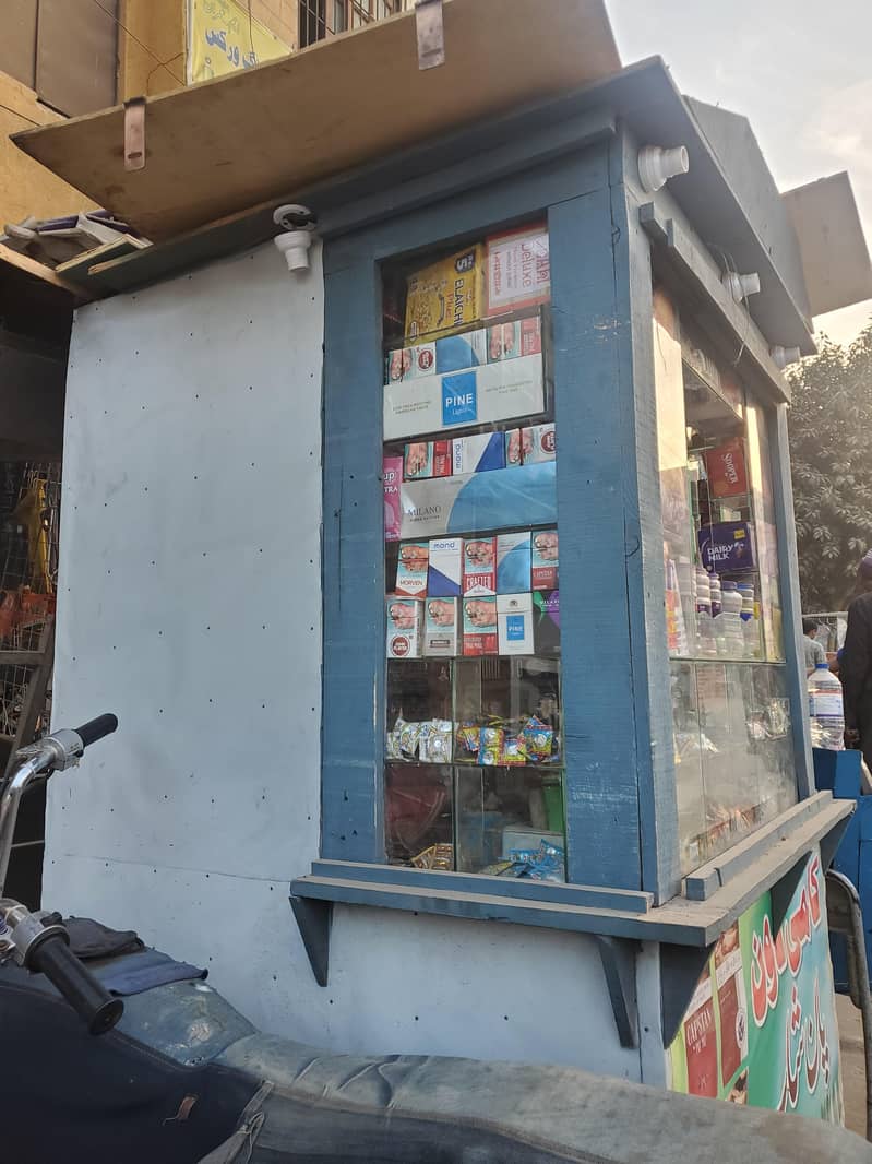 الکڑی کا ہے ایک عدد پان کا کیبن  ھےبی چار بائی چار کا 0