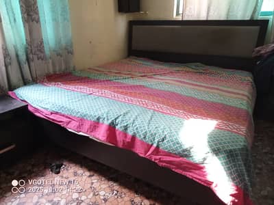 bed woth side tables