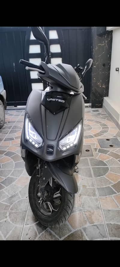 United 100 CC Scooty
