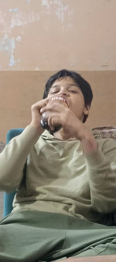 Ghar prr rheta hn kaam nhi krta